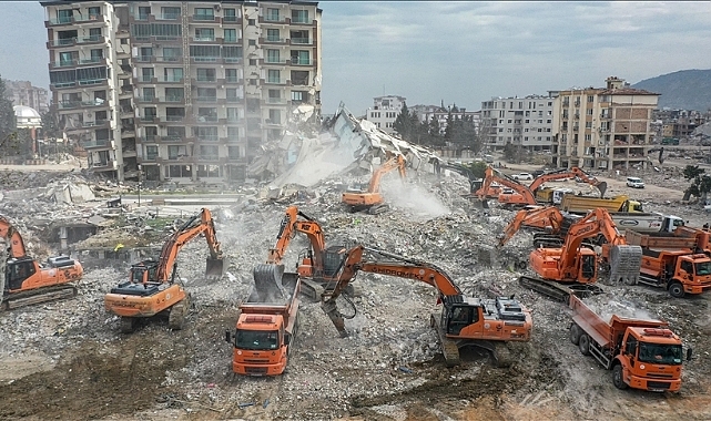 karayollarinin turuncu kamyonlari hatay da enkaz kaldirmak icin 20 bin sefer duzenledi 6088